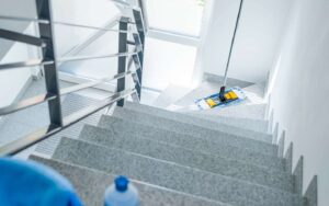 Treppenhaus­reinigung: Wir sorgen für makellose Sauberkeit in Ihrem Treppenhaus – für private und gewerbliche Gebäude.